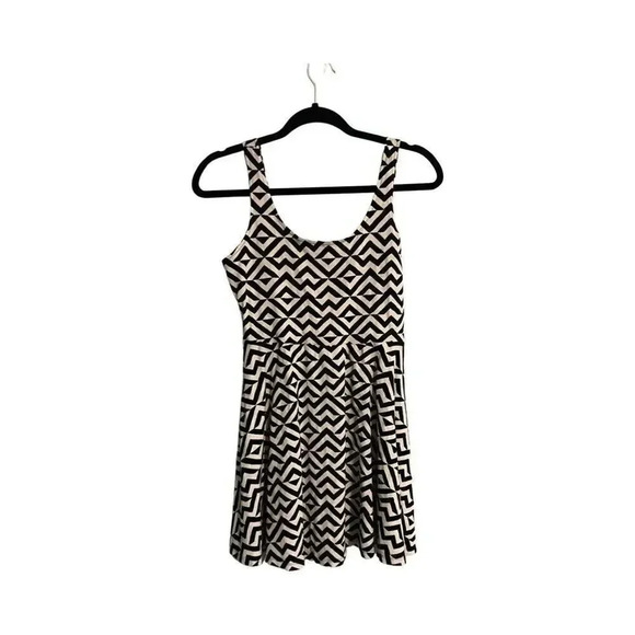 Victorias Secret Pink Size Small geometric Boho Sleeveless Fit & Flare Blk/White - Picture 1 of 3